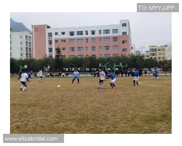 灯光绘出绿茵激情以足球巨星闪耀夜色艺术盛宴