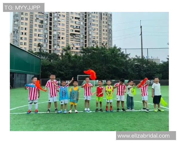 足球巨星温馨拥抱背后传递的情感与团队精神展现