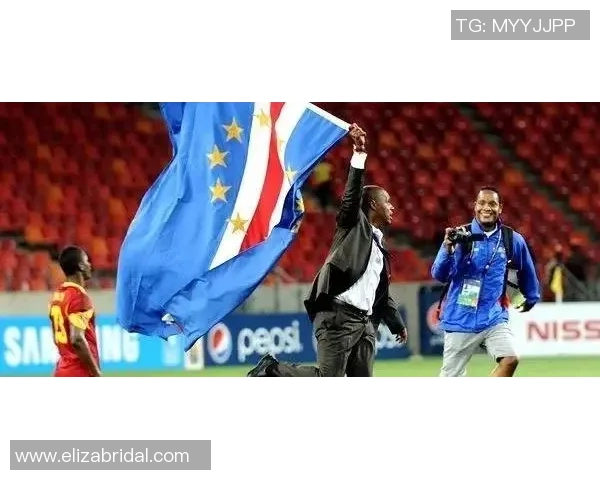 足球球星带伤拼搏忍痛上场展现坚毅精神感动无数球迷