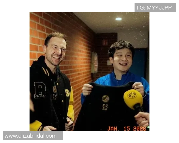 足球球星赛场外甜蜜秀恩爱虐狗瞬间引发球迷热议